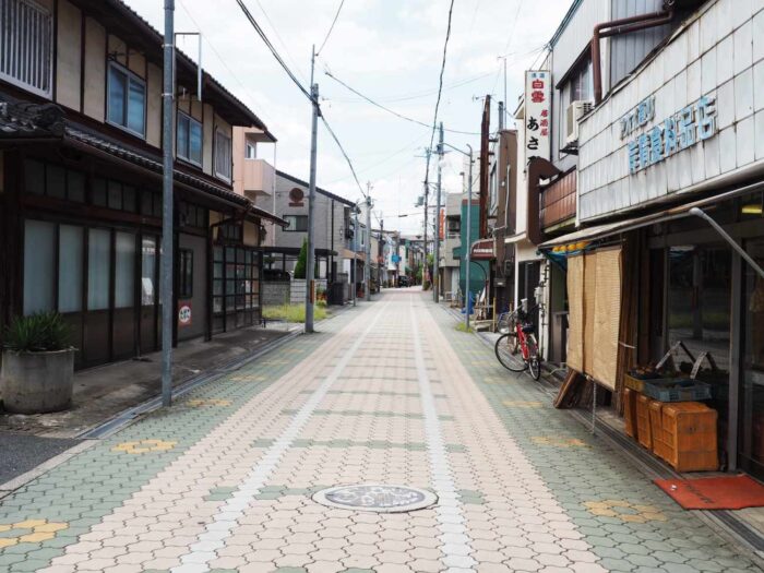 アオイ通り商店街の線路を模したカラー舗装