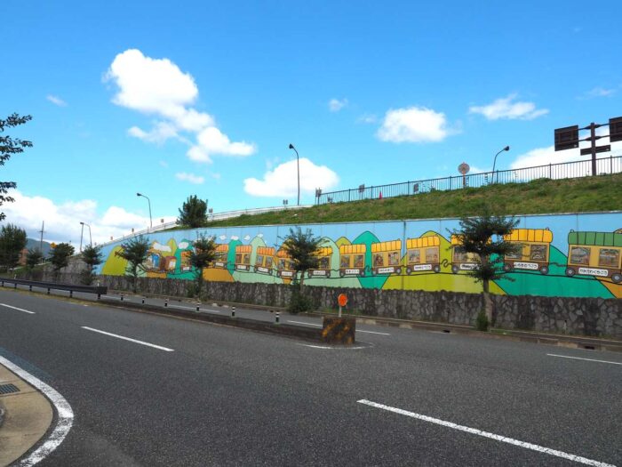 音無瀬橋周辺の城下町通りに描かれた蒸気機関車をモチーフとしたカラフルな壁画