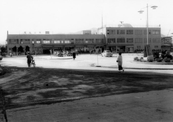 昭和37年頃の駅舎と駅前の様子