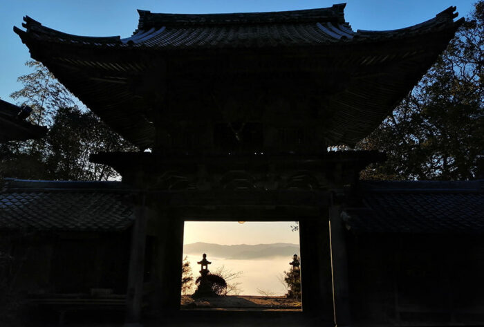 千手寺山門内側から望む雲海