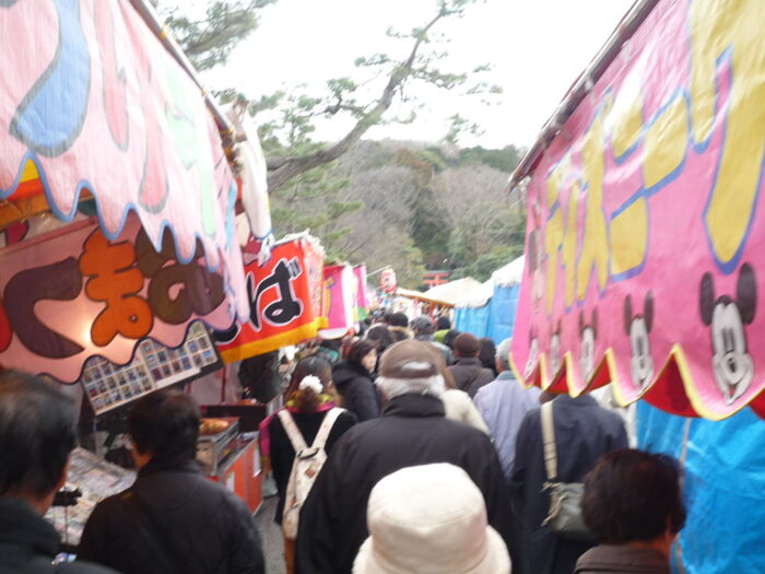 吉田神社露天などで人が賑わう様子