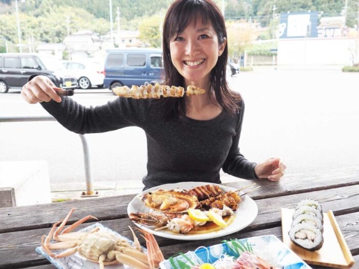 海鮮焼きを食べる女性