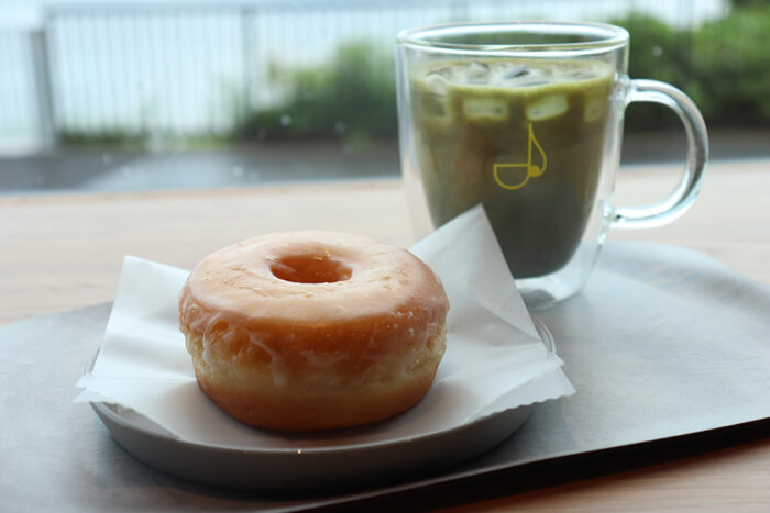 シュガードーナツと抹茶ラテ