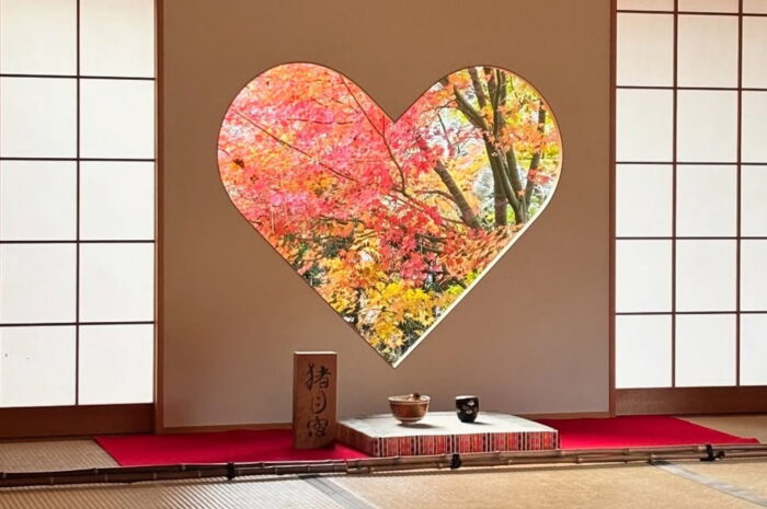 正寿院の猪目窓からみる紅葉