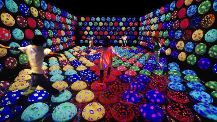 チームラボ《あおむしハウスの高速回転跳ね球》